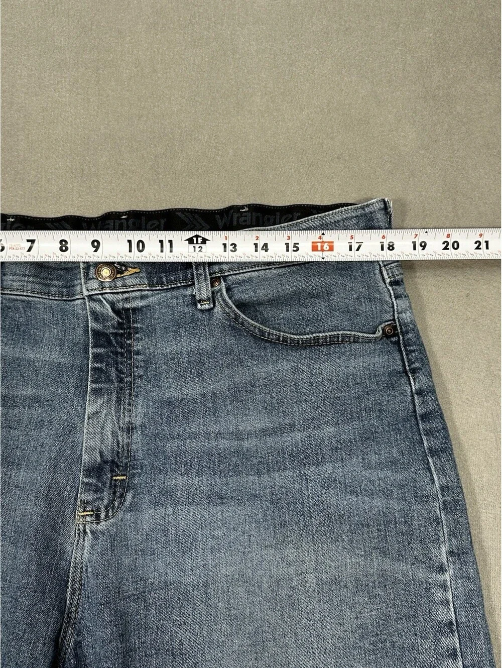 Wrangler Men’s Denim Shorts Size 36 Relaxed Fit Blue Cutoff Frayed Hem